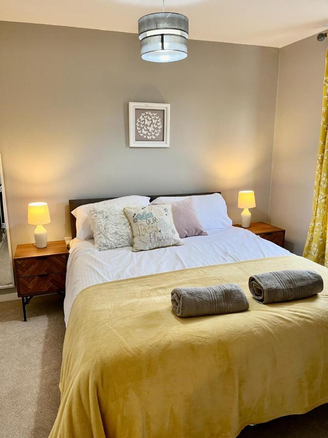 Canada House - Sleeps 6 -3 King Or 6 Single Ideal For Contractors Warrington Exterior photo