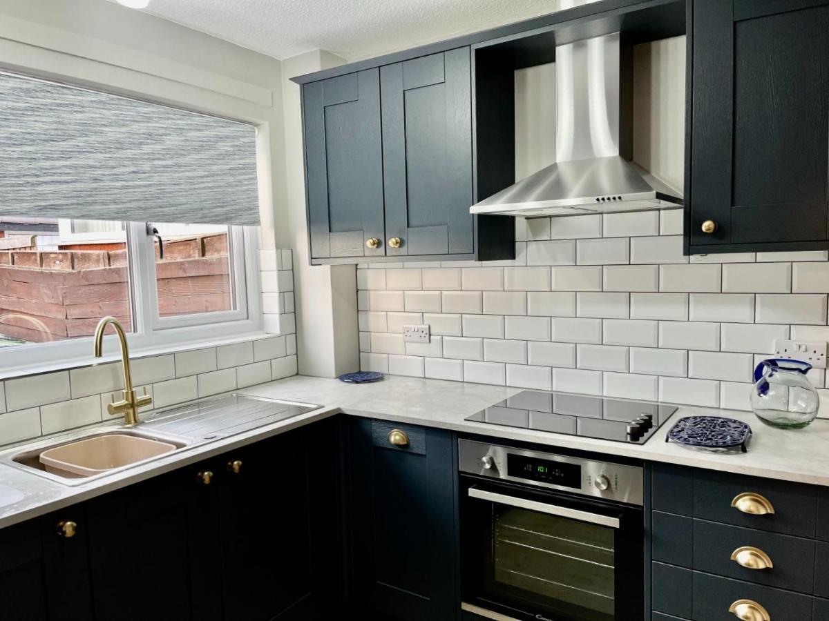 Canada House - Sleeps 6 -3 King Or 6 Single Ideal For Contractors Warrington Exterior photo