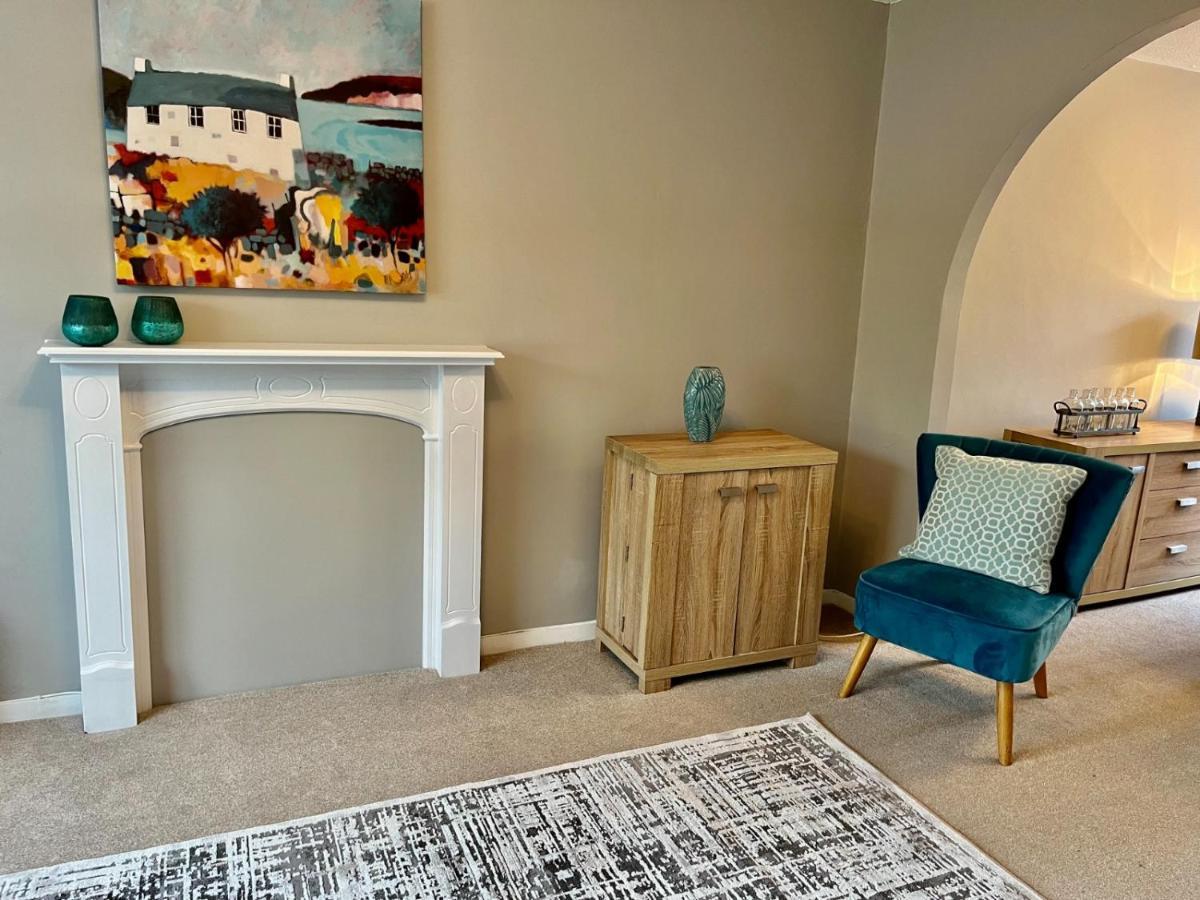 Canada House - Sleeps 6 -3 King Or 6 Single Ideal For Contractors Warrington Exterior photo